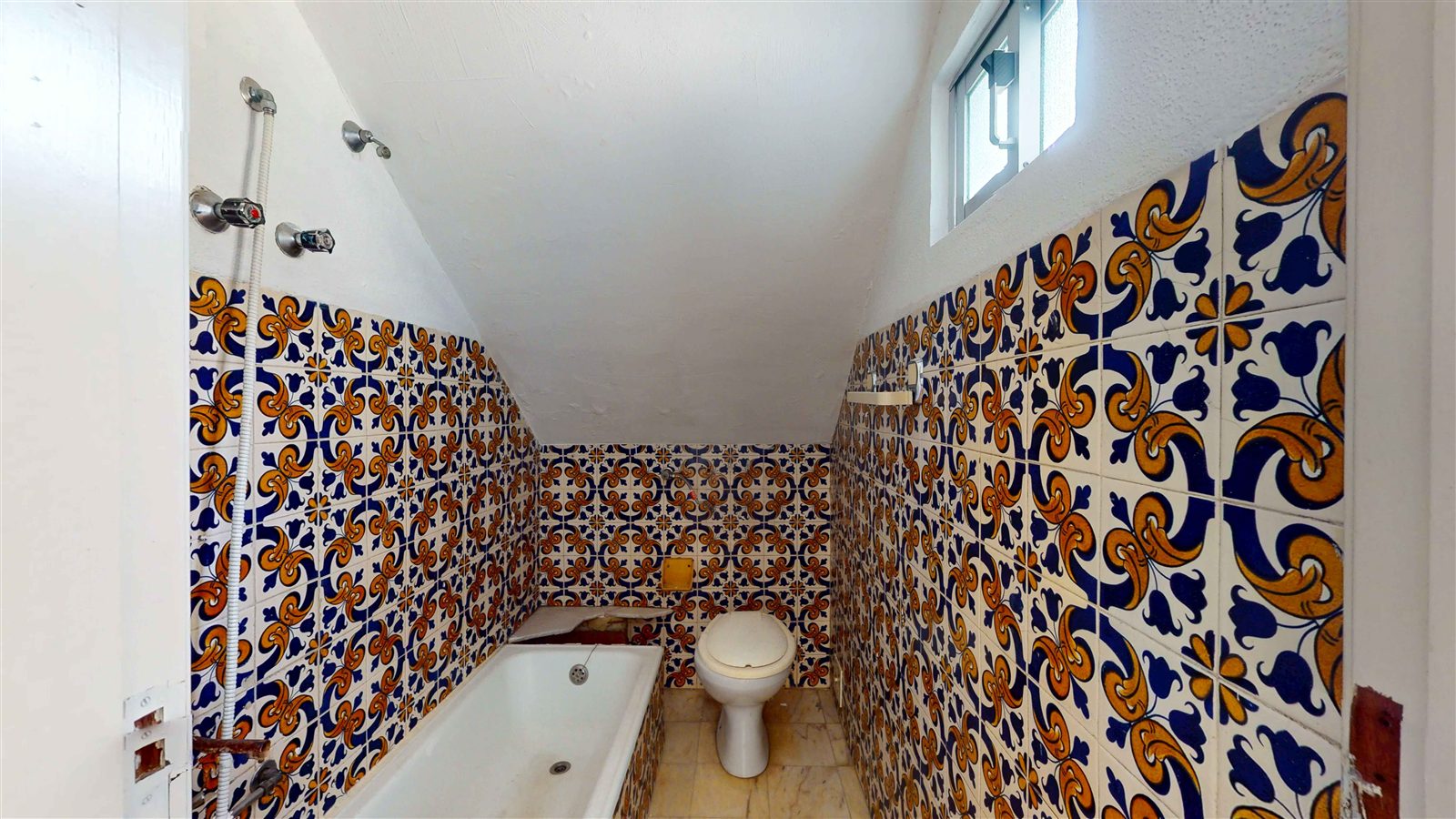 Casa de banho com azulejo tradicional